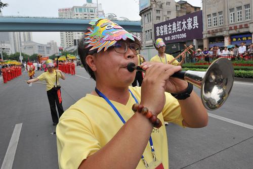 5月17日,臺(tái)灣臺(tái)南市民俗管弦樂團(tuán)的一位演員在演奏嗩吶。新華社記者 何俊昌 攝