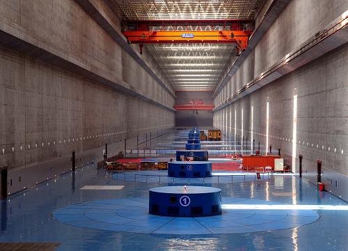 這是三峽電站左岸電廠內(nèi)景(5月21日攝)。據(jù)介紹,至5月中旬,三峽電站連續(xù)安全穩(wěn)定運行已超過1000天,標志著我國大型水電站機組制造和運行管理水平躍上新臺階。三峽電站初步設計共安裝26臺單機容量為70萬千瓦的巨型發(fā)電機組,其中有8臺為國產(chǎn)化機組。目前,26臺機組已全部投產(chǎn)發(fā)電,使三峽電站的巨大效益得到充分發(fā)揮。新華社發(fā)(鄭家裕 攝)