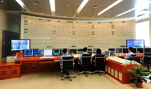三峽電廠技術人員在三峽左岸電站總控室工作(5月21日攝)。新華社發(fā)(鄭家裕 攝)