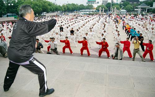 5月25日,年過8旬的武術家馮志強(前)帶領太極拳高手們在蘇州會議中心廣場進行太極拳晨練。當日,正在蘇州參加“第二屆國際混元太極交流大會”的一批海內外太極拳高手齊聚蘇州會議中心廣場,進行規(guī)模盛大的拳術演示活動。據了解,共有國內外68支代表隊、706人參加正在蘇州舉行的混元太極交流大會,進行混元太極拳、太極刀、太極劍等項目的比賽。據悉,混元太極拳是武術家馮志強先生創(chuàng)立的,它將養(yǎng)生與技擊有機地結合在一起,既有良好的養(yǎng)生保健作用,又有實用的技擊防身功效。新華社發(fā)
