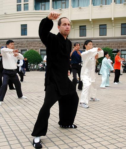 5月25日,來自國外的太極拳高手在蘇州會議中心廣場進行太極拳晨練。新華社發(fā)