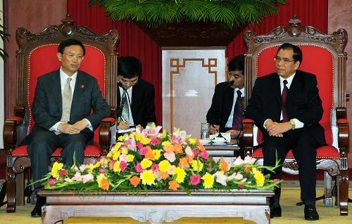 5月26日,在越南首都河內(nèi),越共中央總書記農(nóng)德孟(右)會(huì)見在此出席第九屆亞歐外長(zhǎng)會(huì)議的中國(guó)外交部長(zhǎng)楊潔篪。為期兩天的第九屆亞歐外長(zhǎng)會(huì)議25日在越南河內(nèi)國(guó)家會(huì)議中心開幕。新華社記者 黃海敏 攝