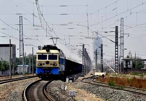 5月26日,一列電力機(jī)車牽引的運(yùn)煤列車駛過呼和浩特市西貨場(chǎng)。新華社記者 任軍川 攝