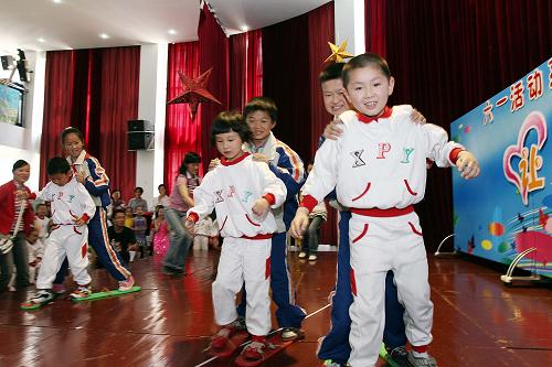 5月26日,聾啞學(xué)校的學(xué)生和幼兒園小朋友一起玩游戲。當(dāng)日,江蘇省南通市市級(jí)機(jī)關(guān)第二幼兒園與南通聾啞學(xué)校舉辦聯(lián)歡活動(dòng),共迎“六一”。新華社發(fā)(許叢軍 攝)