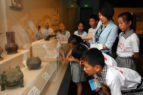 5月26日,孩子們?cè)陉兾魇v史博物館內(nèi)參觀。當(dāng)日,西安市新城區(qū)開(kāi)展“融入西安,共同成長(zhǎng)”關(guān)愛(ài)外來(lái)務(wù)工人員子女系列活動(dòng),邀請(qǐng)60名外來(lái)務(wù)工人員子女參觀陜西省歷史博物館,增強(qiáng)孩子們對(duì)第二故鄉(xiāng)的了解。新華社發(fā)