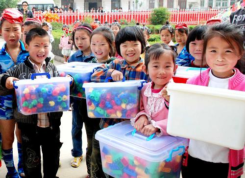 5月26日,贛榆縣海頭中心幼兒園小朋友收到節(jié)日禮物。“六一”節(jié)前夕,江蘇贛榆縣組織人員到老區(qū)的小學(xué)和幼兒園,為那里的孩子們送上節(jié)日禮物。新華社發(fā)(朱代桂 攝)