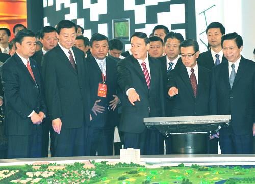 5月26日,國(guó)務(wù)院副總理王岐山(前排左四)和新加坡副總理黃根成(前排右二)參觀(guān)蘇州工業(yè)園區(qū)開(kāi)發(fā)建設(shè)十五周年成果展。新華社記者 陳琪 攝