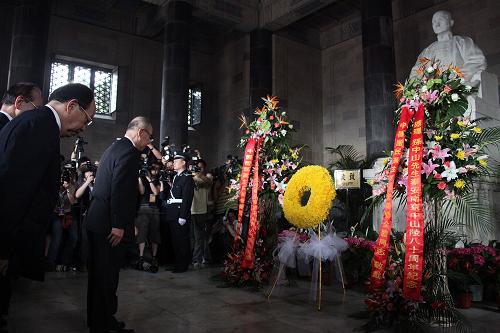 6月1日,中國國民黨主席吳伯雄和他率領的中國國民黨大陸訪問團在南京中山陵舉行謁陵紀念活動,紀念孫中山先生奉安80周年。新華社記者 邢廣利 攝