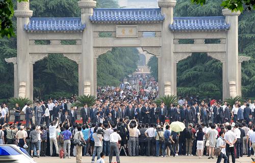 6月1日,中國國民黨主席吳伯雄和他率領的中國國民黨大陸訪問團在南京中山陵舉行謁陵紀念活動,紀念孫中山先生奉安80周年。這是吳伯雄等謁陵后來到中山陵博愛牌坊前。新華社記者 孫參 攝