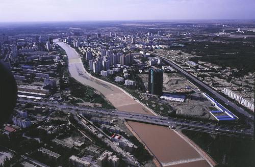 起源于博斯騰湖的孔雀河從庫爾勒市穿城而過,河邊高樓林立,綠樹成蔭(資料照片)。新華社發(fā)(李翔 攝)