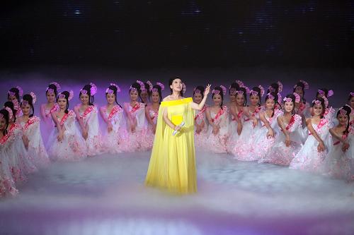7月11日,譚晶在演唱歌曲《在那東山頂上》。當(dāng)日,“華彩聚三湘”第五屆兩岸經(jīng)貿(mào)文化論壇文藝晚會(huì)在長(zhǎng)沙舉行。新華社記者 邢廣利 攝
