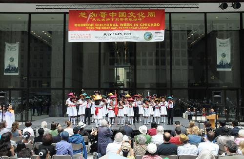 7月20日,在美國(guó)芝加哥舉行的中國(guó)文化周開幕式上,人們觀看小提琴合奏表演。 新華社記者 胡光耀 攝