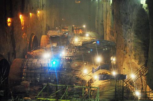 三峽地下電站廠房機組埋件施工及金結(jié)機電安裝現(xiàn)場(7月23日拍攝)。新華社發(fā)(蔡鈞庭 攝)