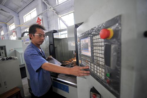 7月27日,蘭州職業(yè)技術學院機電工程系學生在學習操作數(shù)控機床。近年來,甘肅省在發(fā)展職業(yè)教育中,大力建設職業(yè)教育實訓基地,目前已建成涉及數(shù)控技術、機械加工、餐飲、旅游等專業(yè)的一批實用性強、技術含量高的實訓基地。據(jù)了解,甘肅省將力爭用五年時間在全省建成150個集教學、培訓、技能鑒定和技術服務于一體的職業(yè)教育專業(yè)性實訓基地,以提高職業(yè)技術學校學生的實際業(yè)務能力,更好適應今后的工作崗位。新華社記者 聶建江 攝