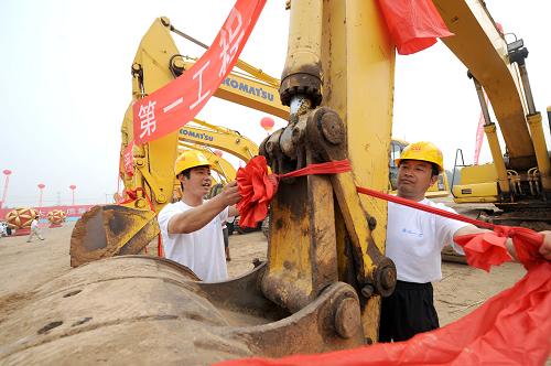 7月28日,兩名工程建設(shè)人員在南水北調(diào)中線工程鄭州段開(kāi)工儀式上。新華社記者 趙鵬 攝