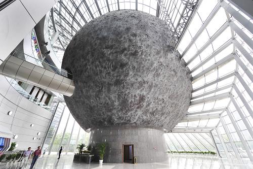 7月27日在浙江省科技館新館內(nèi)拍攝的“宇宙探索館”。新華社發(fā)(李忠 攝)