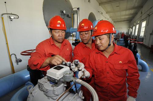 7月28日,石油工人在新疆油田采油二廠81號原油處理站分離器操作間檢查設(shè)備。新華社記者 趙戈 攝
