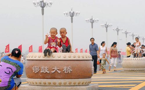 7月29日,山西臨汾市鑼鼓大橋竣工通車,市民趕來參觀留影。這座獨(dú)特的大橋飛架汾河?xùn)|西,長560米、寬55米,以當(dāng)?shù)赝L(fēng)鑼鼓為主題。橋墩、護(hù)欄和橋面隔離帶共雕刻鑲裝1500多面石鼓,東西兩側(cè)分別建有鑼鼓廣場和大型雕塑,將作為地標(biāo)性建筑展現(xiàn)臨汾的文化底蘊(yùn)和精神風(fēng)貌。新華社發(fā) (閆銳鵬 攝)