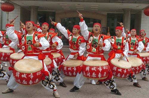 7月29日,陜西韓城市民間藝術(shù)團(tuán)的行鼓演員在啟程前集體演練。當(dāng)日,陜西省韓城市民間藝術(shù)團(tuán)的31名行鼓演員從韓城市出發(fā),準(zhǔn)備赴英國(guó)參加“愛(ài)丁堡國(guó)際藝術(shù)節(jié)”。他們與陜西省內(nèi)其他一些藝術(shù)團(tuán)的演員共同組成了此次赴英的“天地社火”藝術(shù)團(tuán),將在藝術(shù)節(jié)上展現(xiàn)具有純樸泥土氣息的原生態(tài)陜西民間社火文化。英國(guó)“愛(ài)丁堡國(guó)際藝術(shù)節(jié)”創(chuàng)立于1947年,是世界上歷史最悠久、規(guī)模最大的國(guó)際性藝術(shù)節(jié),音樂(lè)、舞蹈、戲劇并重,被公認(rèn)為是目前最重要的藝術(shù)慶典活動(dòng)之一。每年的8月初至9月初,愛(ài)丁堡國(guó)際藝術(shù)節(jié)都會(huì)展示世界各地的精湛藝術(shù),吸引來(lái)自世界各地的觀眾。新華社記者 陳昌奇 攝