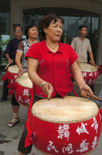 7月29日,陜西韓城市民間藝術(shù)團(tuán)的行鼓演員在啟程前集體演練。新華社記者 陳昌奇 攝
