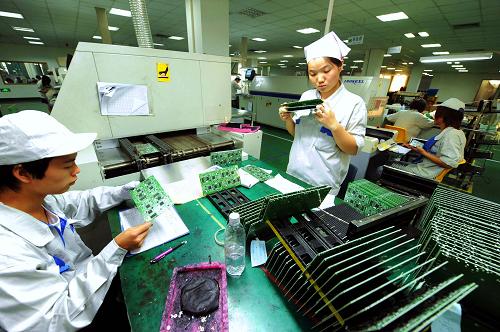 7月29日,福建新大陸集團(tuán)所屬企業(yè)的員工在生產(chǎn)電子產(chǎn)品。新華社記者 張國俊 攝
