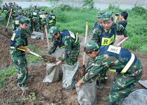 7月28日,秀山縣民兵正在梅江河邊進(jìn)行裝沙袋的演練。當(dāng)日,為增強(qiáng)民兵防洪搶險(xiǎn)應(yīng)急處置能力,積極應(yīng)對雷雨天氣的到來,重慶市秀山縣人武部組織當(dāng)?shù)?00多名民兵,在橫穿秀山縣縣城的梅江河進(jìn)行了緊急出動(dòng)、打木樁、裝沙袋等多個(gè)防洪搶險(xiǎn)應(yīng)急課目的綜合演練。新華社發(fā) (張鳳華 攝)
