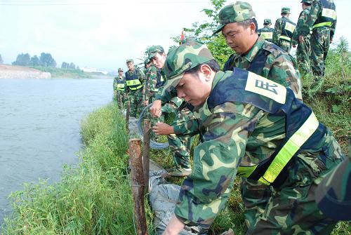 7月28日,秀山縣民兵正在梅江河邊進(jìn)行防洪搶險(xiǎn)應(yīng)急演練。新華社發(fā) (張鳳華 攝)