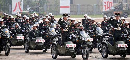 7月30日,在山西省軍區(qū)教導(dǎo)大隊訓(xùn)練場,摩托車方隊在分列式上通過主席臺。新華社發(fā)(孟晨光 攝)