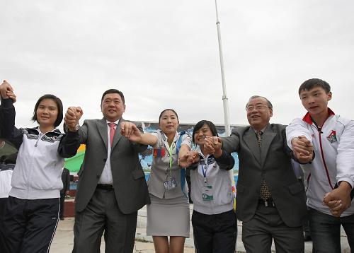 7月30日,在蒙古國首都烏蘭巴托西郊的“友誼”國際兒童中心舉行的入住儀式上,來自中國四川地震災(zāi)區(qū)的孩子們和蒙古國副總理米耶貢布·恩赫包勒德(左二)、中國駐蒙古國大使余洪耀(右二)等一起跳起舞蹈。新華社記者 郝利鋒 攝