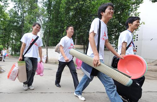 7月31日,即將前往農(nóng)村基層任職的大學(xué)生們搬著行李準(zhǔn)備赴任。當(dāng)日,湖北省第二批選聘到農(nóng)村任職的865名高校畢業(yè)生結(jié)束在武漢進(jìn)行的培訓(xùn),開始奔赴該省各地的村級崗位,開始他們的“村官”任職。新華社記者 程敏 攝