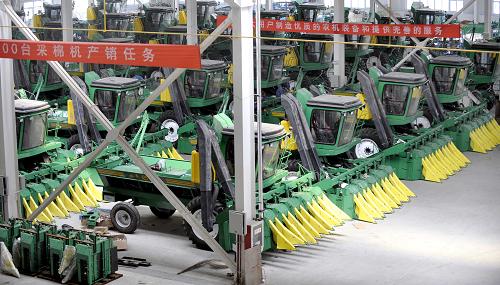 這是石河子貴航農(nóng)機(jī)裝備有限責(zé)任公司采棉機(jī)裝配車間(7月30日攝)。2009年,石河子貴航農(nóng)機(jī)裝備有限責(zé)任公司計(jì)劃生產(chǎn)采棉機(jī)100臺(tái),全部用于國內(nèi)市場(chǎng)銷售。據(jù)了解,這種采棉機(jī)每天可采棉150畝至200畝,相當(dāng)于600個(gè)至800個(gè)采棉工的采棉量,一畝地可減少棉花采收成本約200元,采摘水平與進(jìn)口采棉機(jī)相當(dāng),達(dá)到國際先進(jìn)水平。新華社記者 趙戈 攝