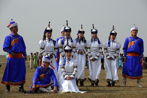7月31日,內(nèi)蒙古正鑲白旗烏蘭牧騎隊(duì)員在察哈爾旅游文化周開(kāi)幕式上表演蒙古族聲樂(lè)。當(dāng)日,為期六天的內(nèi)蒙古察哈爾旅游文化活動(dòng)周在內(nèi)蒙古錫林郭勒盟正鑲白旗草原上開(kāi)幕。期間將集中展出蒙古族察哈爾部傳統(tǒng)文化藝術(shù)作品、舉行傳統(tǒng)器樂(lè)聲樂(lè)互動(dòng)展演及草原飲食文化產(chǎn)品競(jìng)賽,展示蒙古族察哈爾部傳統(tǒng)文化風(fēng)情。 新華社記者 張領(lǐng) 攝