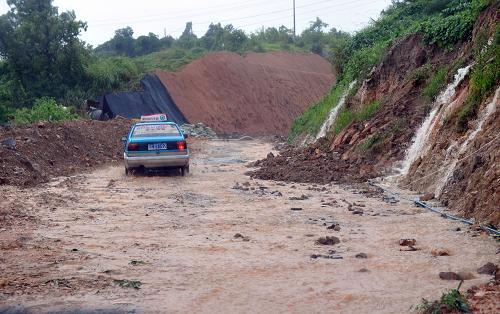8月9日,浙江省蒼南縣霞關鎮(zhèn)至馬站鎮(zhèn)的一條公路嚴重受損。2009年第8號臺風“莫拉克”給浙江東南部地區(qū)帶來持續(xù)暴雨,溫州蒼南部分村鎮(zhèn)受淹、交通中斷,多處山體塌方,浙江省防汛抗旱指揮部8月9日上午將防臺風應急響應級別提升至一級,即最高等級。新華社記者 王定昶 攝