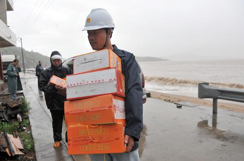 8月9日,浙江省蒼南縣的救援人員把食品和礦泉水送往臨時避災點。新華社記者 王定昶 攝