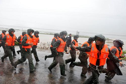 8月9日,福建省武警總隊(duì)直屬支隊(duì)官兵抵達(dá)霞浦縣牙城鎮(zhèn)洪山村搶險(xiǎn)救災(zāi)。新華社記者 姜克紅 攝