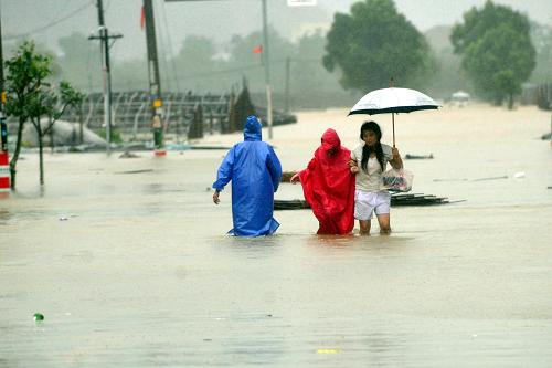 8月9日,浙江省溫州市蒼南縣觀美鎮(zhèn)附近的78省道已被淹沒,3位居民在水中艱難行走。今年第8號臺風(fēng)“莫拉克”8月9日16時20分在福建霞浦登陸,登陸時中心氣壓970百帕,近中心最大風(fēng)力33米/秒(12級)。目前,強(qiáng)熱帶風(fēng)暴中心正以每小時5-10公里的速度向西北偏北方向移動,逐漸逼近浙江省溫州市境內(nèi),給浙江帶來嚴(yán)重影響。新華社記者 王定昶 攝