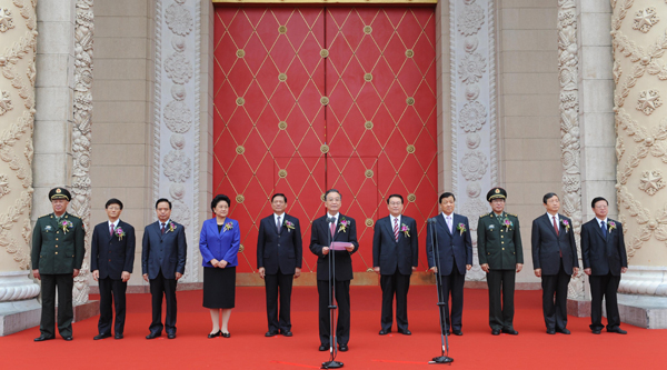 9月19日,“輝煌六十年——中華人民共和國(guó)成立60周年成就展”在北京展覽館隆重開(kāi)幕。中共中央政治局常委、國(guó)務(wù)院總理溫家寶致開(kāi)幕詞,中共中央政治局常委李長(zhǎng)春主持開(kāi)幕式。新華社記者 丁林 攝