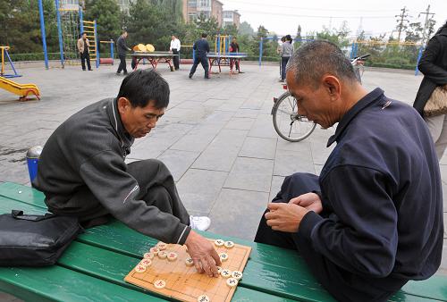 10月10日,長治市民在整潔的街心公園里下棋。近年來,地處太行山區(qū)的山西省長治市把愛國衛(wèi)生工作列入全市重點(diǎn)工程,加大投入,改善城鄉(xiāng)基礎(chǔ)設(shè)施建設(shè),實(shí)施城鄉(xiāng)綠化工程。2008年4月,長治市啟動(dòng)規(guī)??涨暗某青l(xiāng)環(huán)境衛(wèi)生清潔工程,改善了市容市貌、村容村貌。新華社記者 何俊昌 攝