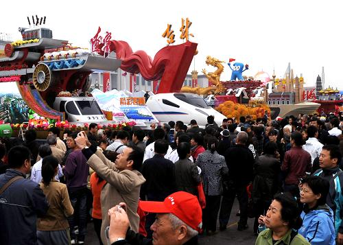 10月11日,正在北京天安門廣場進行靜態(tài)展示的國慶彩車吸引眾多游客前來參觀。從10月2日起,在首都各界慶祝中華人民共和國成立60周年大會群眾游行中大放異彩的彩車,開始在北京天安門廣場進行靜態(tài)展示,日均接待觀眾超過百萬。后經(jīng)北京市政府安排,國慶彩車在天安門廣場展出的結(jié)束日期從10月7日延后至10月11日。據(jù)悉,10月11日22時至次日凌晨5時,工作人員將用7個小時將彩車全部撤離天安門廣場。新華社記者 唐召明 攝