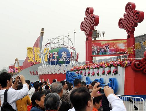 10月11日,正在北京天安門廣場進行靜態(tài)展示的國慶彩車吸引眾多游客前來參觀。新華社記者 唐召明 攝