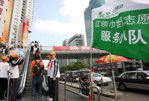 10月11日,上海紅領(lǐng)巾世博志愿服務(wù)隊的小隊員在徐家匯地區(qū)進行交通引導(dǎo)、文明出行的宣傳服務(wù)。在上海世博會倒計時200天即將來臨之際,上海紅領(lǐng)巾世博志愿服務(wù)隊突破1000支。紅領(lǐng)巾世博志愿服務(wù)隊是面向上海全市少先隊員招募的世博志愿服務(wù)隊伍。“紅領(lǐng)巾”志愿者們以小隊形式走進社區(qū),開展形式多樣的世博志愿服務(wù)活動,充分發(fā)揮少年兒童在推進城市文明進程中“小手牽大手”的獨特作用。新華社記者 劉穎 攝