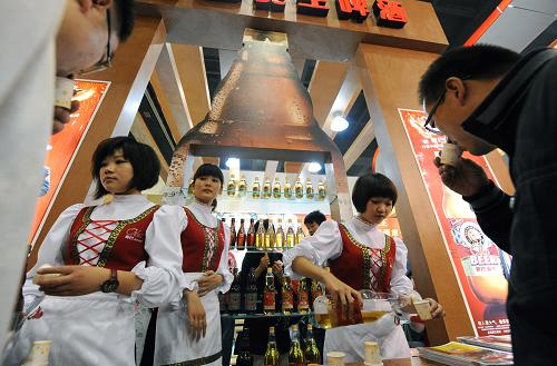 10月11日,促銷員在一參展商家展臺前推介產(chǎn)品。新華社記者 趙鵬 攝