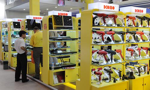 采購商在廣交會(huì)上選購機(jī)電產(chǎn)品(10月18日攝)。據(jù)機(jī)電商會(huì)統(tǒng)計(jì),在第106屆廣交會(huì)前4個(gè)交易日中,機(jī)電產(chǎn)品累計(jì)成交額達(dá)96.2億美元,比上屆同期增長26.3%,占同期大會(huì)總成交額的87.3%,市場需求回升明顯。新華社記者 盧漢欣 攝