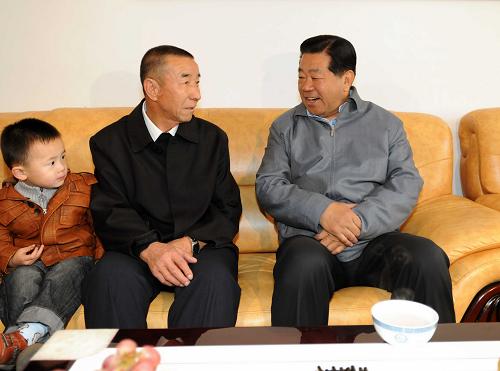 10月17日至19日,中共中央政治局常委、全國政協(xié)主席賈慶林在內(nèi)蒙古自治區(qū)調(diào)研。這是10月18日,在鄂爾多斯市東勝區(qū)新園城郊農(nóng)民保障性住房小區(qū),賈慶林入戶看望搬遷戶辛金莊。新華社記者 李濤 攝