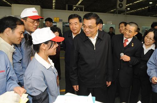 12月14日至16日,中共中央政治局常委、國務(wù)院副總理李克強在廣東考察。這是12月15日,李克強在廣東格蘭仕集團家用電器生產(chǎn)基地視察空調(diào)生產(chǎn)車間,與一線工人親切交談。新華社記者 黃敬文 攝
