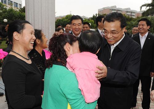 12月14日至16日,中共中央政治局常委、國務(wù)院副總理李克強在廣東考察。這是12月15日,李克強在珠海市拱北街道華平社區(qū)看望社區(qū)居民。新華社記者 黃敬文 攝