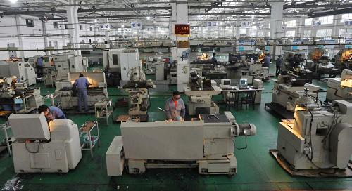 軍工企業(yè)貴州群建精密機(jī)械有限公司生產(chǎn)車間內(nèi),工人正在工作。該軍工企業(yè)每年和近30家中小企業(yè)開展各項(xiàng)合作,大大提高了產(chǎn)品研發(fā)速度,降低了成本(12月18日攝)。新華社記者 歐東衢