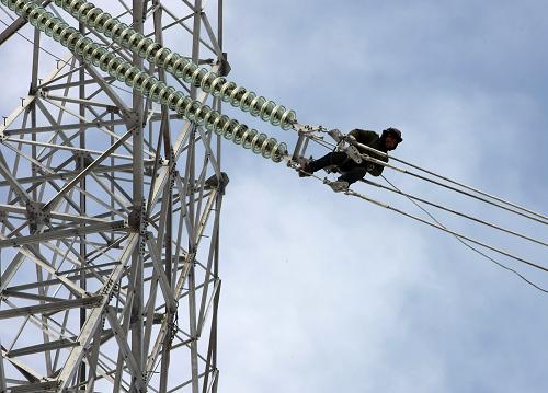 1月11日,電力工人在建設(shè)中的國(guó)家電網(wǎng)天津板橋500千伏變電站進(jìn)行高空作業(yè)。新華社發(fā)(吳宣述 攝)