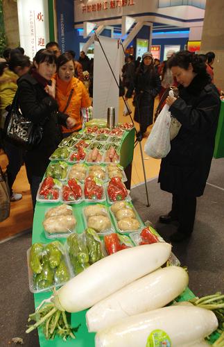1月16日,市民選購重慶潼南的綠色蔬菜。新華社記者 陳誠 攝