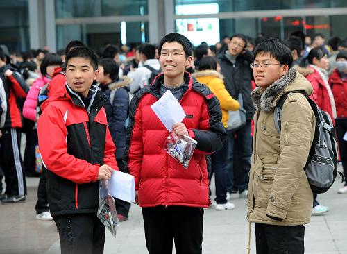 1月16日,考生們在南京廣播電視大學考點內(nèi)等待考試。當日,清華大學、南京大學、中國科技大學、西安交通大學、上海交通大學5所高校首次舉行自主招生聯(lián)考,合作開展2010年自主招生選拔。此次聯(lián)考在全國26個?。▍^(qū)、市)的29個城市設立了考點,供考生就近選擇??荚嚳颇堪ㄕZ文、數(shù)學、英語、自然科學或人文與社會、高校特色測試5門。聯(lián)考降低了考生在多個大學之間奔波應試的成本,一次考試可獲得不同大學的自主招生機會,且學生可在網(wǎng)上自主報名。新華社記者 孫參 攝